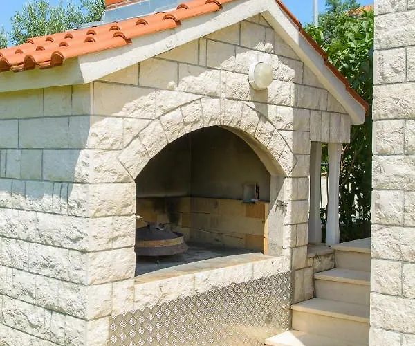 Klasan * Τρογκίρ